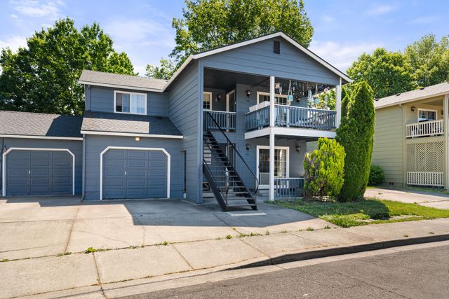 566 Village Drive, Central Point, OR 97502