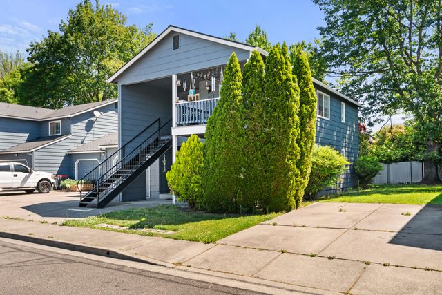 566 Village Drive, Central Point, OR 97502