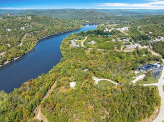 10 LEATHERWOOD Drive, Holiday Island, AR 72631