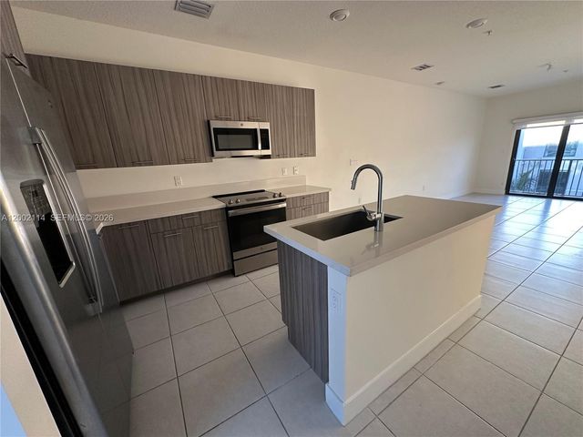 8265 NW 41st St C-204, Doral, FL 33166