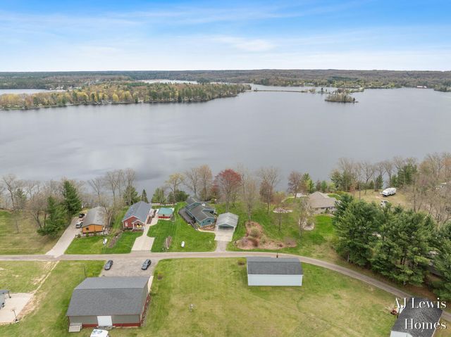 5330 Woodside Drive, Croton Twp, MI 49337