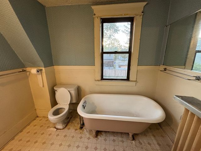 88 Dunmoreland St, Springfield, MA 01109