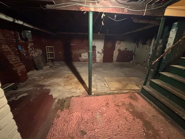 88 Dunmoreland St, Springfield, MA 01109