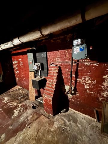 88 Dunmoreland St, Springfield, MA 01109