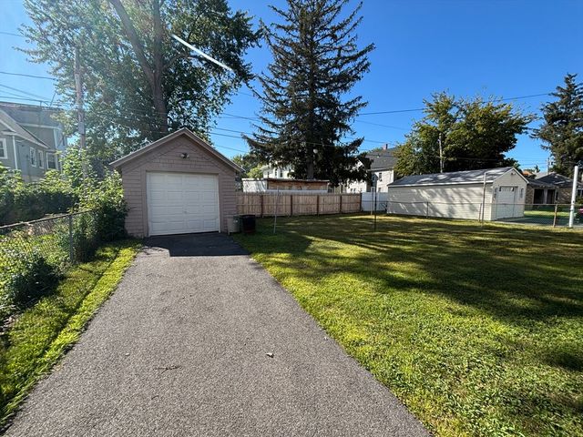 88 Dunmoreland St, Springfield, MA 01109