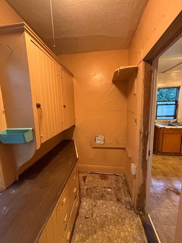 88 Dunmoreland St, Springfield, MA 01109