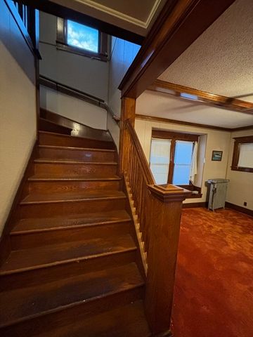 88 Dunmoreland St, Springfield, MA 01109