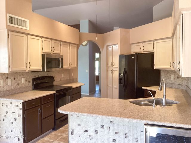 8211 E Sonoran Way, Gold Canyon, AZ 85118