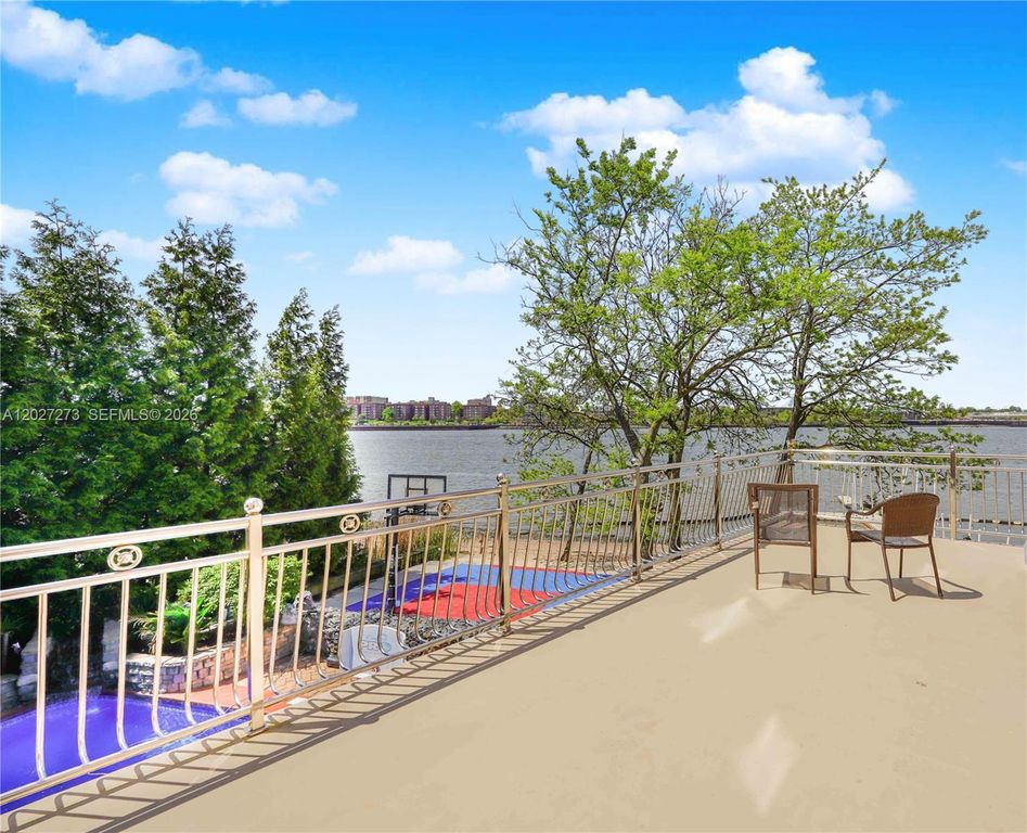 Image 10 of property listing at 30 Aviva Ct, Staten Island, NY 10307