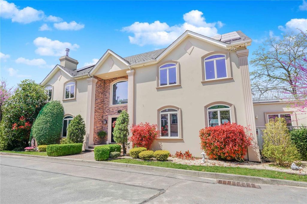 Image 11 of property listing at 30 Aviva Ct, Staten Island, NY 10307