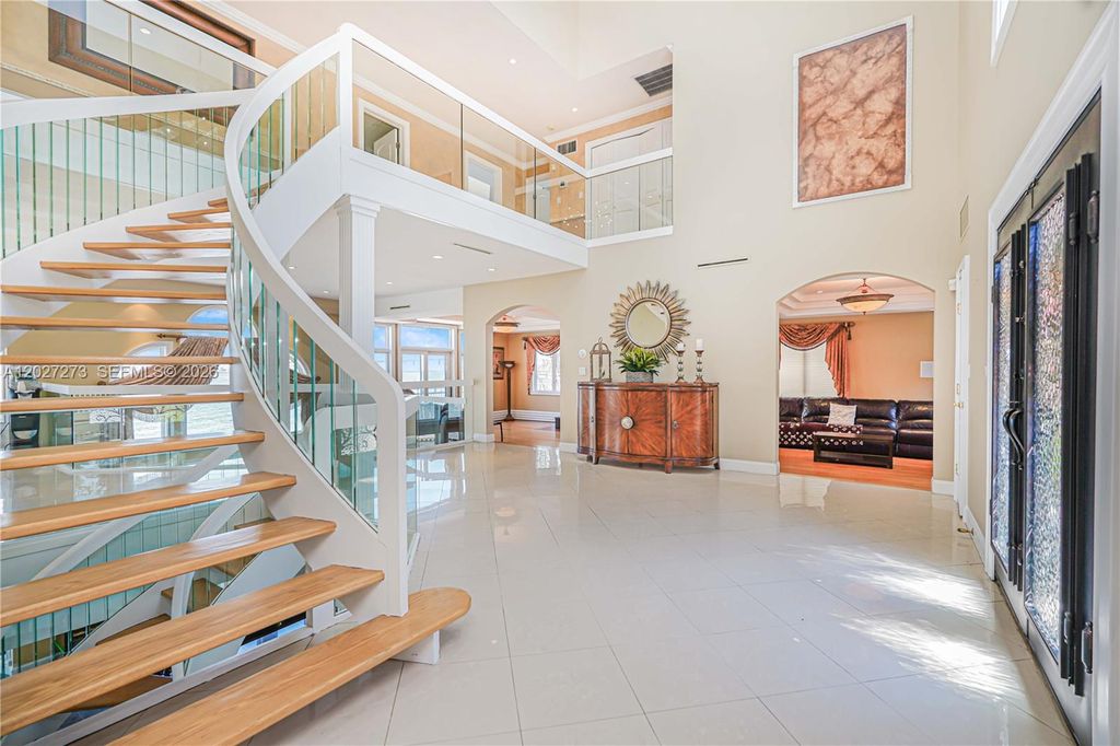 Image 13 of property listing at 30 Aviva Ct, Staten Island, NY 10307