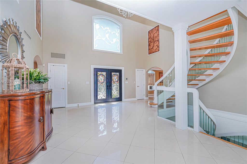 Image 14 of property listing at 30 Aviva Ct, Staten Island, NY 10307