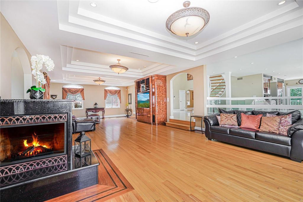 Image 18 of property listing at 30 Aviva Ct, Staten Island, NY 10307
