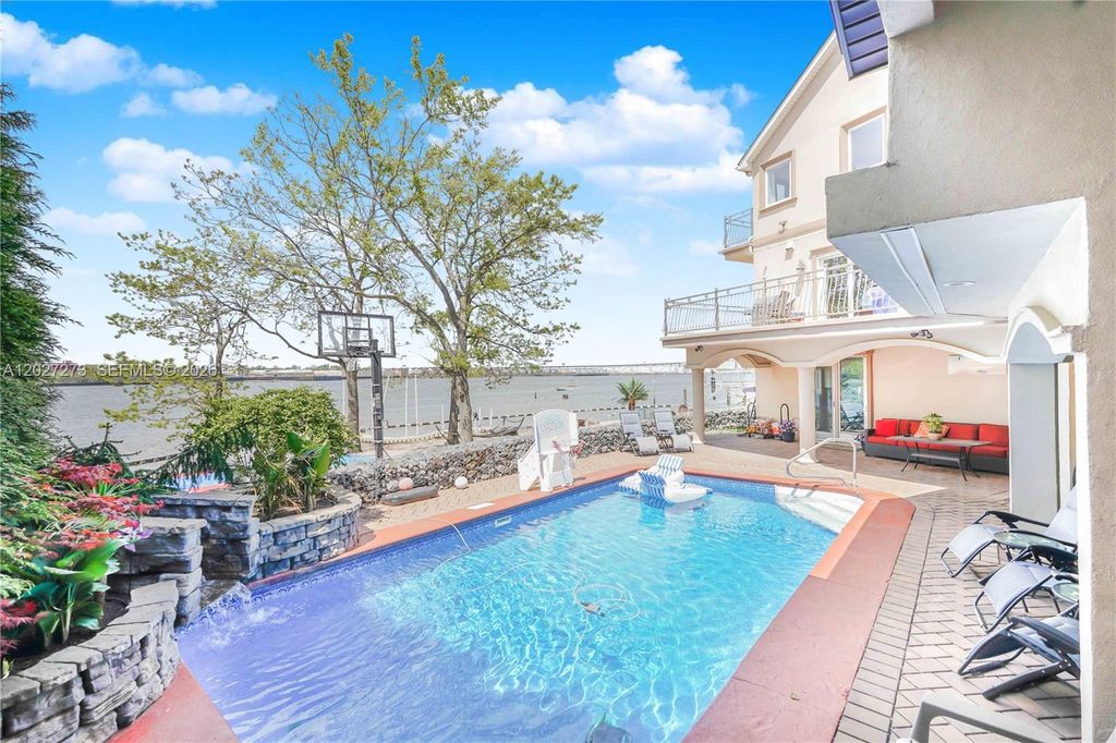 Image 2 of property listing at 30 Aviva Ct, Staten Island, NY 10307
