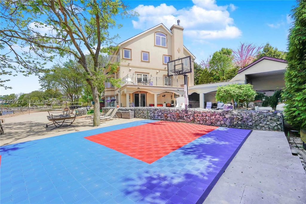Image 20 of property listing at 30 Aviva Ct, Staten Island, NY 10307