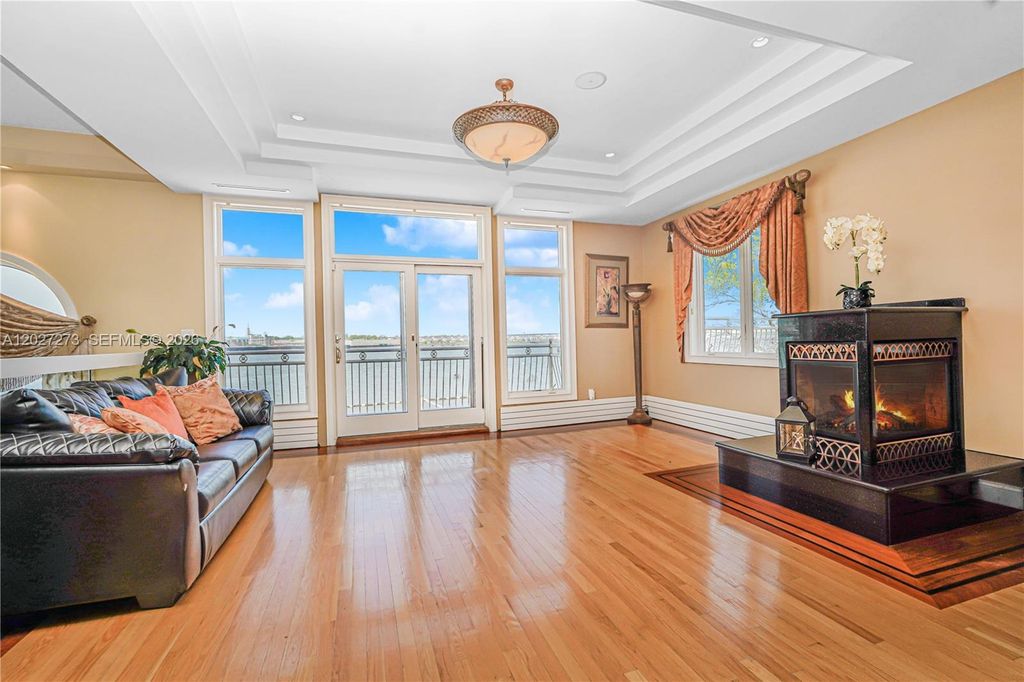 Image 21 of property listing at 30 Aviva Ct, Staten Island, NY 10307