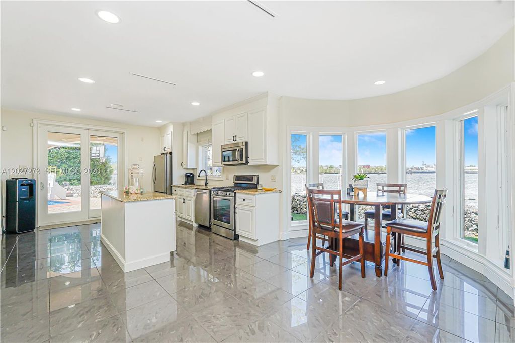 Image 22 of property listing at 30 Aviva Ct, Staten Island, NY 10307