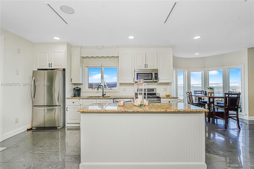 Image 23 of property listing at 30 Aviva Ct, Staten Island, NY 10307
