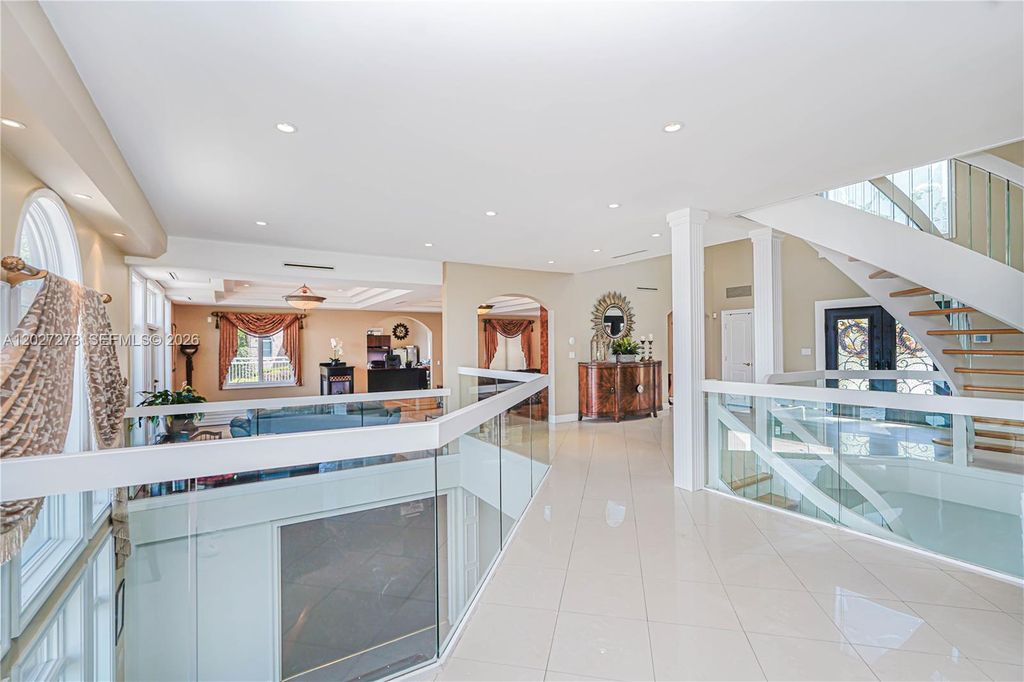 Image 27 of property listing at 30 Aviva Ct, Staten Island, NY 10307