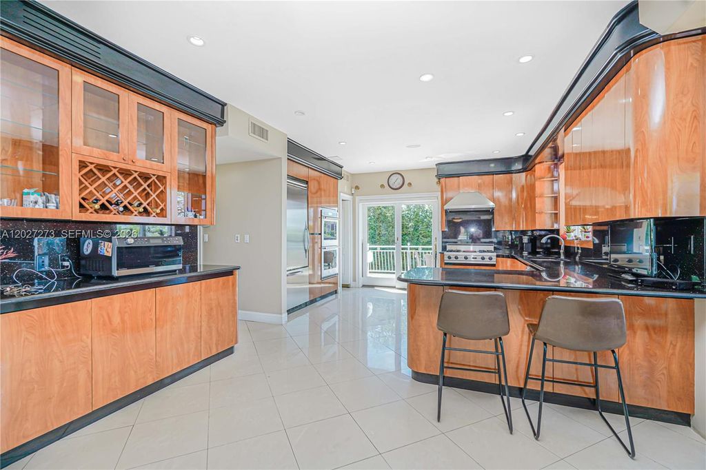 Image 29 of property listing at 30 Aviva Ct, Staten Island, NY 10307