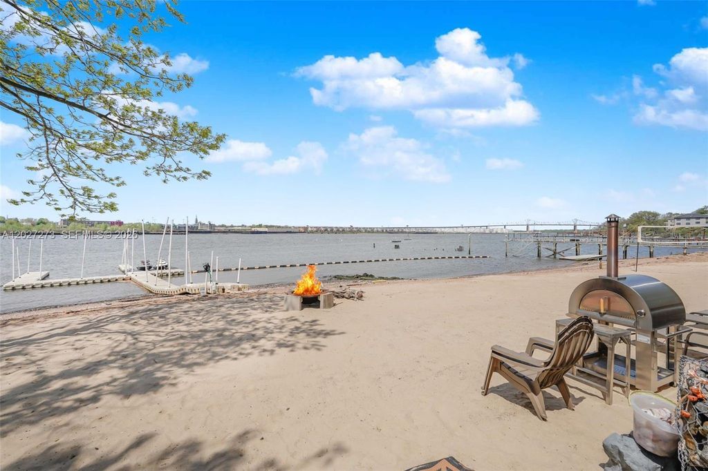 Image 3 of property listing at 30 Aviva Ct, Staten Island, NY 10307