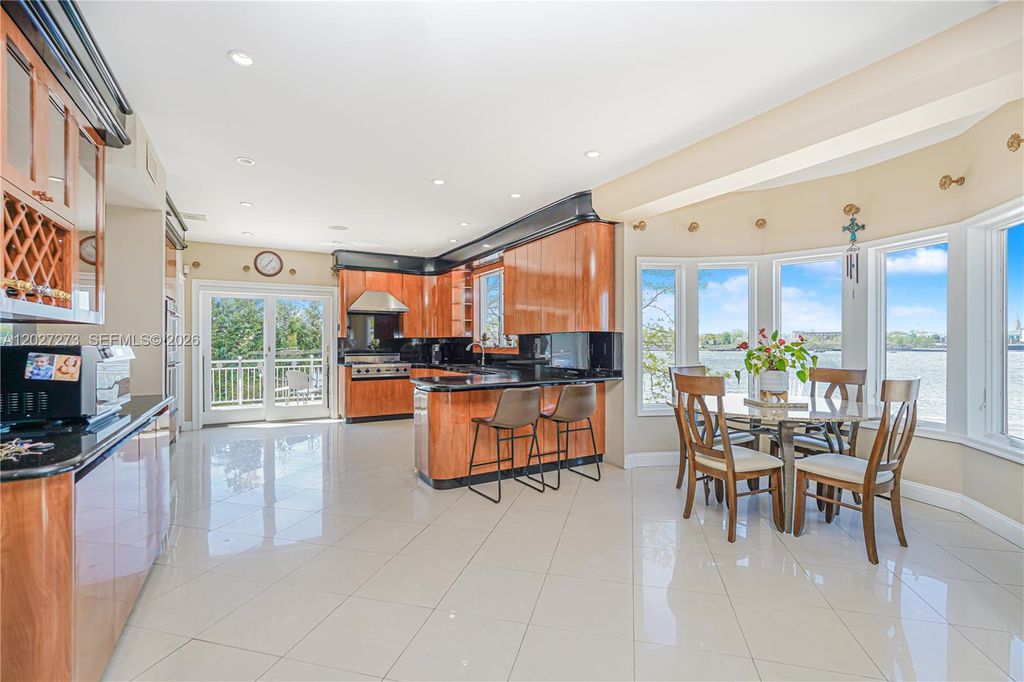 Image 30 of property listing at 30 Aviva Ct, Staten Island, NY 10307