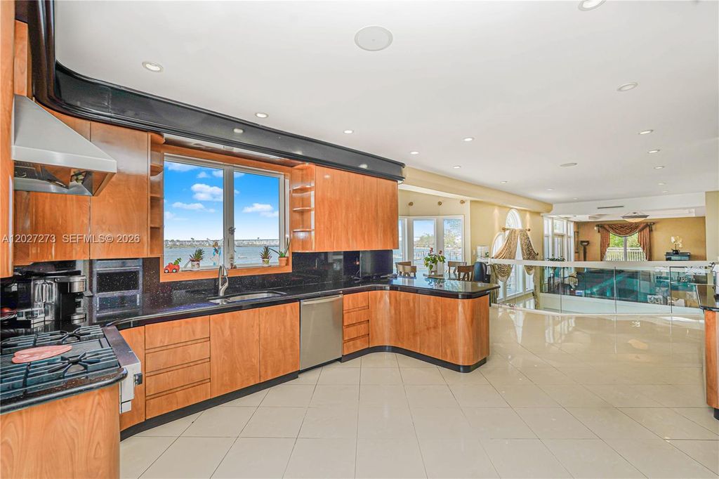 Image 32 of property listing at 30 Aviva Ct, Staten Island, NY 10307