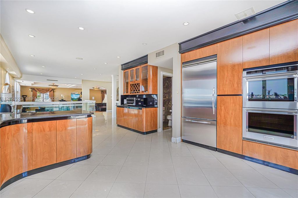 Image 33 of property listing at 30 Aviva Ct, Staten Island, NY 10307