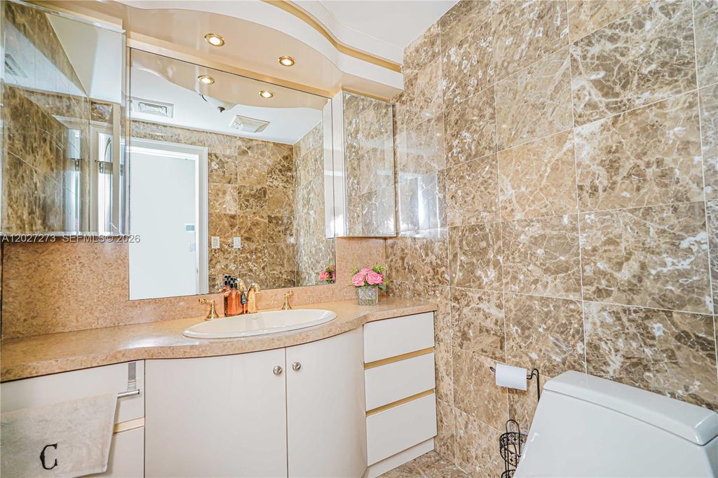Image 35 of property listing at 30 Aviva Ct, Staten Island, NY 10307