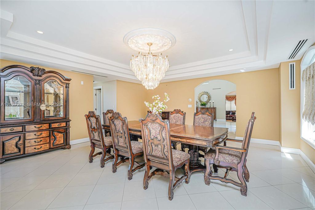 Image 37 of property listing at 30 Aviva Ct, Staten Island, NY 10307