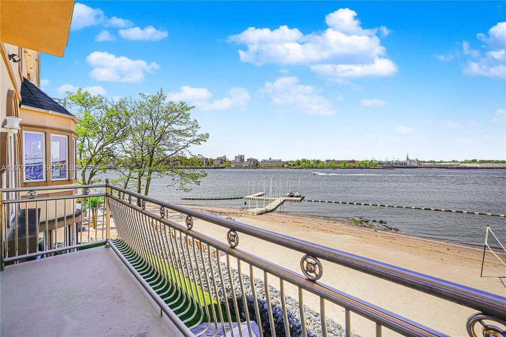 Image 4 of property listing at 30 Aviva Ct, Staten Island, NY 10307