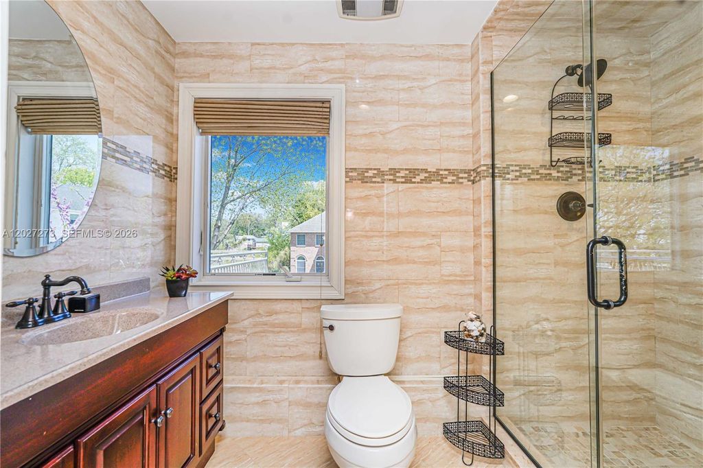 Image 41 of property listing at 30 Aviva Ct, Staten Island, NY 10307