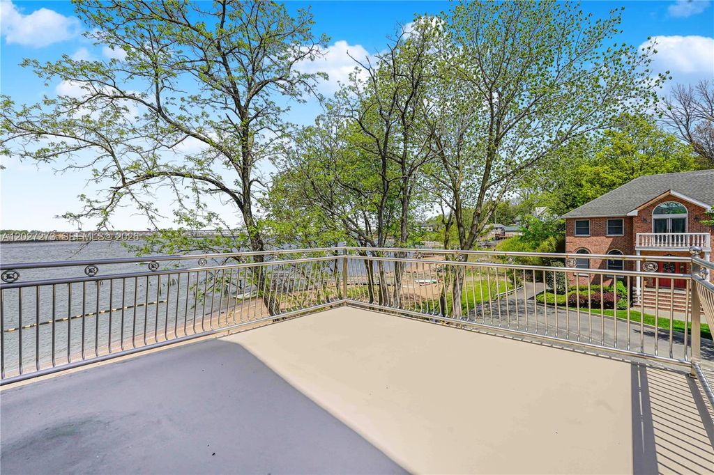 Image 42 of property listing at 30 Aviva Ct, Staten Island, NY 10307