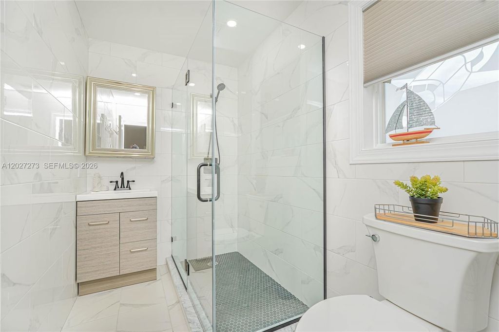 Image 43 of property listing at 30 Aviva Ct, Staten Island, NY 10307