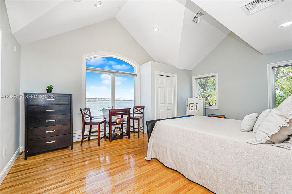 Image 44 of property listing at 30 Aviva Ct, Staten Island, NY 10307