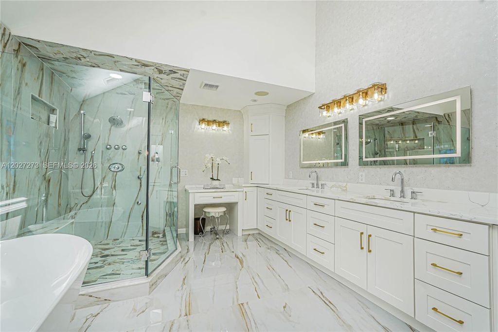 Image 46 of property listing at 30 Aviva Ct, Staten Island, NY 10307