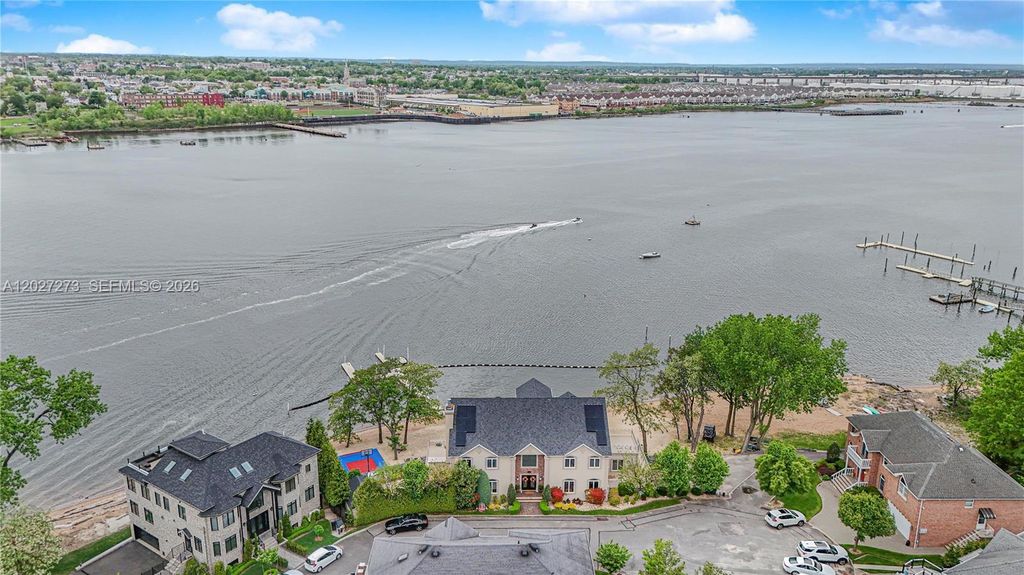 Image 5 of property listing at 30 Aviva Ct, Staten Island, NY 10307