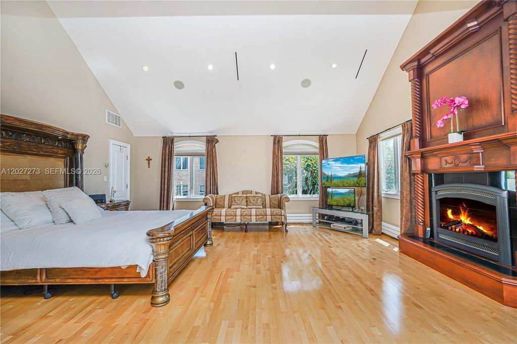 Image 51 of property listing at 30 Aviva Ct, Staten Island, NY 10307