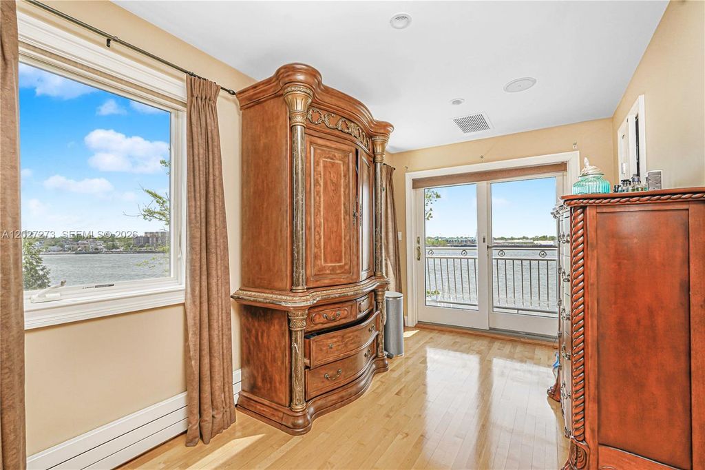 Image 53 of property listing at 30 Aviva Ct, Staten Island, NY 10307