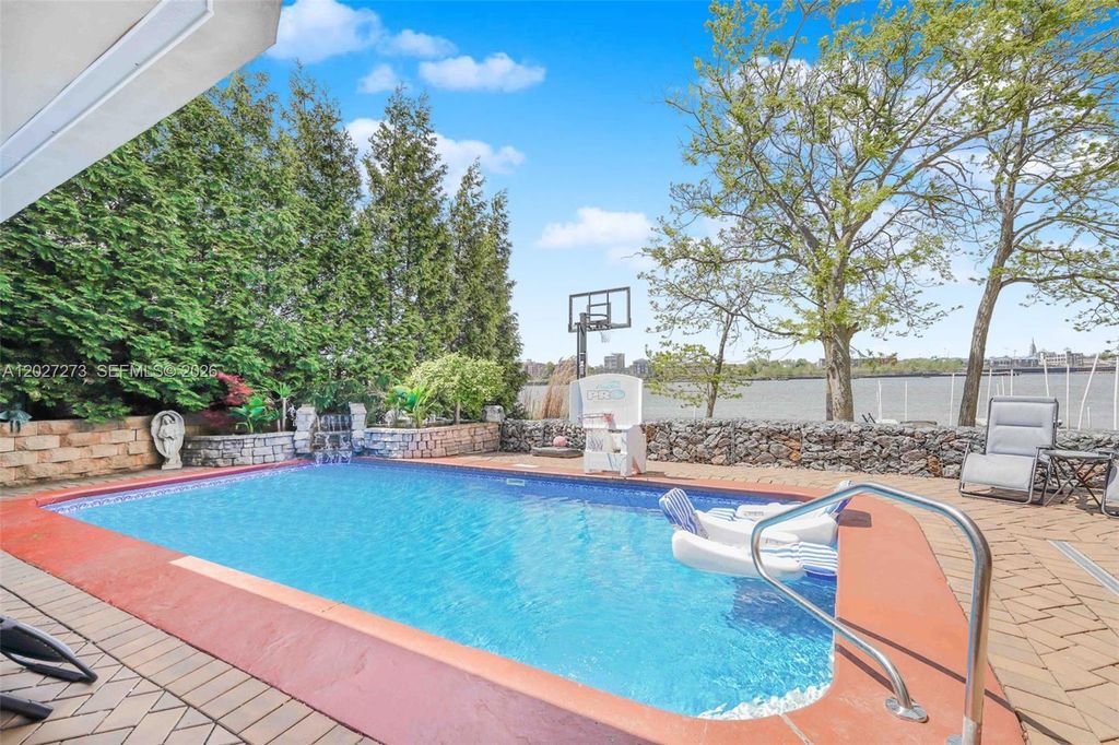 Image 59 of property listing at 30 Aviva Ct, Staten Island, NY 10307