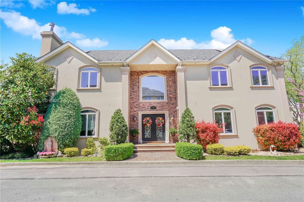 Image 6 of property listing at 30 Aviva Ct, Staten Island, NY 10307