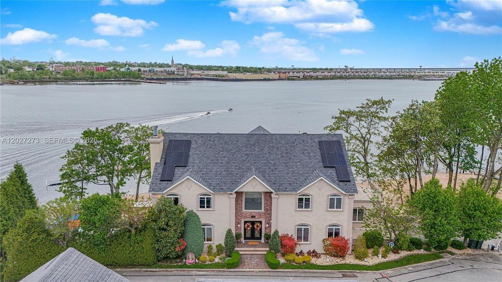 Image 60 of property listing at 30 Aviva Ct, Staten Island, NY 10307