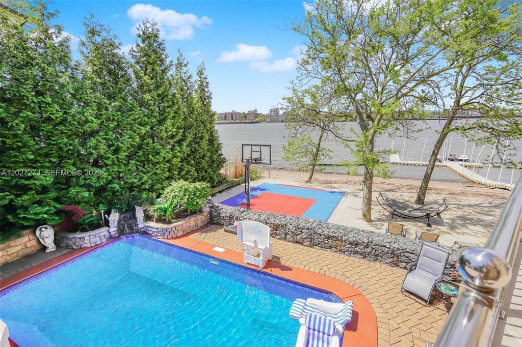 Image 7 of property listing at 30 Aviva Ct, Staten Island, NY 10307
