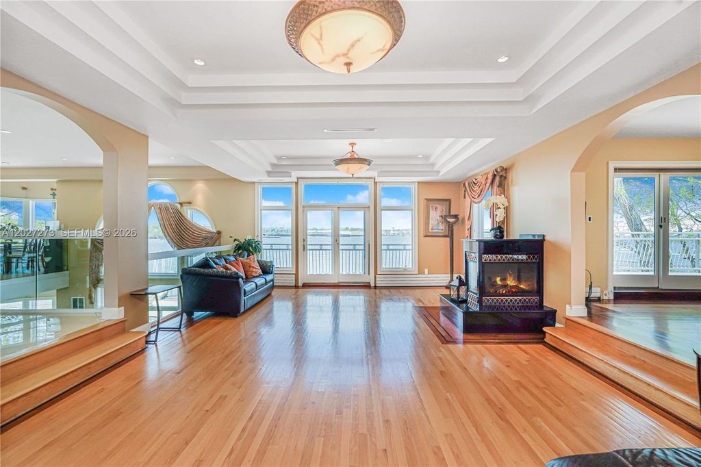 Image 8 of property listing at 30 Aviva Ct, Staten Island, NY 10307