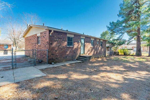 621 Evergreen Park Dr, Hopkinsville, KY 42240