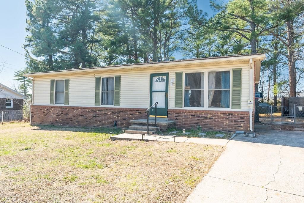 621 Evergreen Park Dr, Hopkinsville, KY 42240