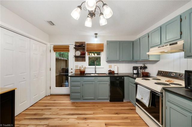 524 Rock Cliff Court, Winston-salem, NC 27104