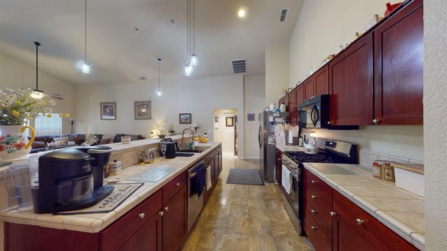 17 Walker Ranch Pkwy, Patterson, CA 95363