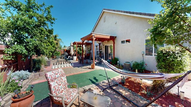 17 Walker Ranch Pkwy, Patterson, CA 95363