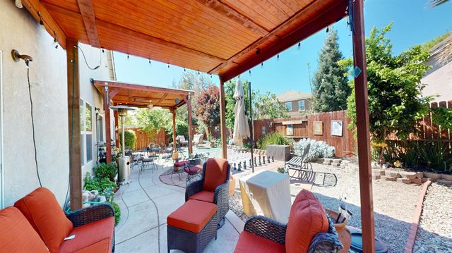 17 Walker Ranch Pkwy, Patterson, CA 95363